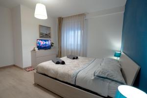 une chambre avec un grand lit et une télévision dans l'établissement CRISTIAN House, à Vasto