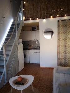 un salon avec un escalier et une table dans l'établissement Appartement 600M de la plage, à Port-la-Nouvelle