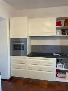 A kitchen or kitchenette at La casa di nonno carlo