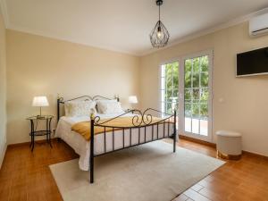 una camera da letto con un letto e una grande finestra di Paradise Guest House a Farroupo