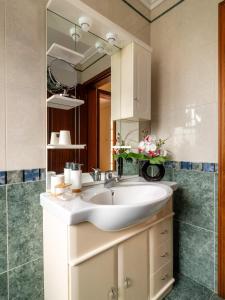 un bagno con un lavandino bianco e uno specchio di Paradise Guest House a Farroupo