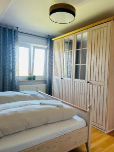 En eller flere senge i et værelse på Ferienhaus Liese - Haupthaus + 16 billeder