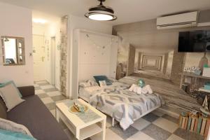 sypialnia z 2 łóżkami i salon w obiekcie Aguila - Costa del Sol w mieście Benalmádena
