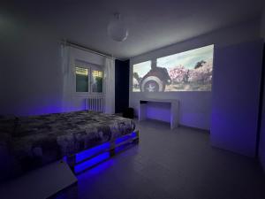 1 dormitorio con 1 cama y un gran cartel en la pared en INFONDOALMAR RIMINI --Intero Apt Indipendente-Netflix-MetroMare a 40m-Proiettore 4k Cinema-WiFi Fibra-Led-Parcheggio-Riscaldamento--, en Rímini
