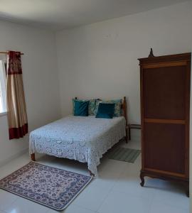 Un dormitorio pequeño con una cama y una cómoda. en Recanto Inglês, Prainha e Martim de Sá, en Caraguatatuba