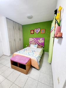 ein Schlafzimmer mit einem Bett mit einer Herzwand in der Unterkunft Casa Comfortable and Complete, maximum 8 people in Tierra Colorada