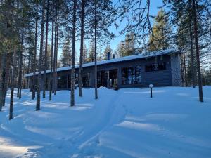 una baita nel bosco nella neve di Harjunranta a Kuusamo