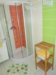 bagno con doccia e sgabello con specchio di Hetedhét Vendégház a Mórahalom
