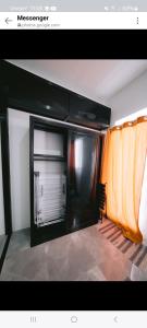 TV a/nebo společenská místnost v ubytování Royal Oceancrest Mactan Condominium Unit 1418