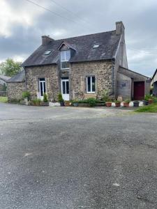 a stone house with a driveway in front of it at Les Chambres De Napoleon in Lannédern