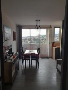 una cucina e una sala da pranzo con tavolo e sedie di Studio greoux les bains a Gréoux-les-Bains