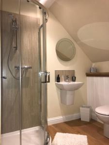 Ένα μπάνιο στο Mountain View Self Catering Ballachulish Glencoe +33 φωτογραφίες
