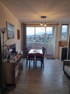 un soggiorno con tavolo e scrivania con vista di Studio greoux les bains a Gréoux-les-Bains