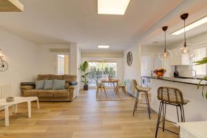 Posezení v ubytování Orquidia by Rentallorca - Private pool and Garden