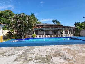 una casa con una piscina di fronte di Casa de praia a Belém