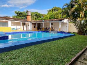 una piscina nel cortile di una casa di Casa de praia a Belém Altre 10 foto