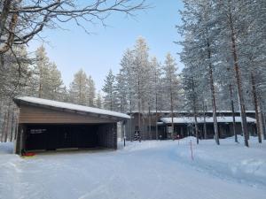 クーサモにあるHarjunrantaの森の中にある、上に雪が積もった建物 +24枚の写真