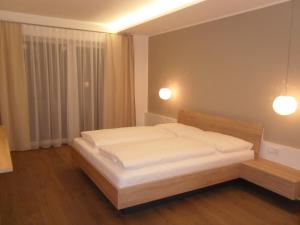 A bed or beds in a room at Gasthof-Pension Schütz