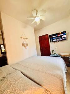 Cozy Studio in Sunset Villas客房内的一张或多张床位