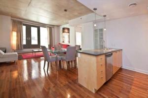 une cuisine et un salon avec une table et des chaises dans l'établissement Chic Downtown Montreal Condo 2 Bed 2 Bath Free Indoor Parking, à Montréal