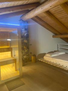 a bedroom with a bunk bed and a mirror at Cabana Riky House in Statjunea Borsa +7 photos