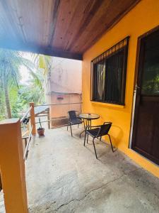 patio con sedie e tavolo in camera di Cozy Studio in Sunset Villas a West End