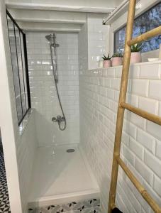 Vannituba majutusasutuses A 600m de la plage 6pers Meublé de tourisme 3 étoiles La Villa des Grottes +27 fotot