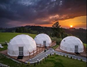 Východ nebo západ slunce při pohledu z luxury tent nebo okolí
