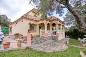 a small yellow house with a tree at Casa Rural Villa Luna in Barbate