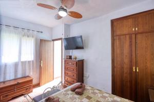a bedroom with a bed and a ceiling fan at Casa Rural Villa Luna in Barbate