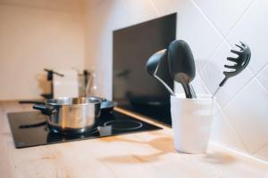 una encimera con fogones y utensilios de cocina en Le Perchoir - Duplex - Cozy & Atypical, en Châteauroux
