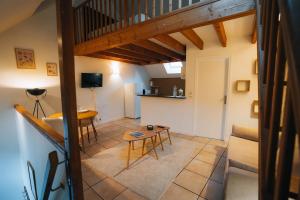 una sala de estar con una mesa y un sofá en Le Perchoir - Duplex - Cozy & Atypical, en Châteauroux