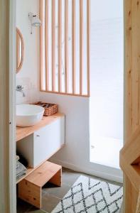 une salle de bain avec un lavabo et un miroir dans l'établissement Maison avec vue mer à Saint-Pol-de-Léon, à Saint-Pol-de-Léon