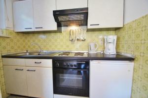 una piccola cucina con fornelli e lavello di Müller 2 Bungalow a Dahme