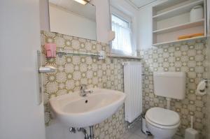 un bagno con lavandino e WC di Müller 2 Bungalow a Dahme