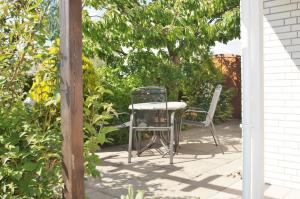 un tavolo e due sedie seduti su un patio di Müller 2 Bungalow a Dahme