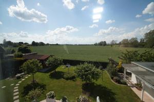 vista su un grande campo dal tetto di una casa di Müller 2 Bungalow a Dahme