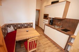 Kuchyň nebo kuchyňský kout v ubytování Apartment Gailtalblick