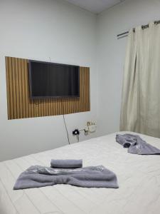 Rúm í herbergi á Casa funcional - 02 quartos, 02 camas de casal, 01 cama de solteiro, cozinha gourmet e garagem para carro pequeno