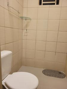 Baðherbergi á Casa funcional - 02 quartos, 02 camas de casal, 01 cama de solteiro, cozinha gourmet e garagem para carro pequeno +18 myndir