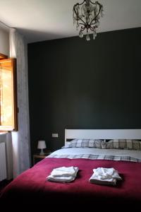 une chambre avec un lit avec deux serviettes dessus dans l'établissement La Casetta di Nives, à Bari 20 autres photos
