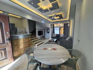 Χώρος καθιστικού στο 2BR Townhouse 2 Bath TV Backyard - 129 +11 φωτογραφίες