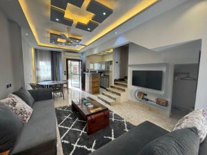 Μια τηλεόραση ή/και κέντρο ψυχαγωγίας στο 2BR Townhouse 2 Bath TV Backyard - 129