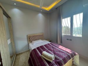 Ένα ή περισσότερα κρεβάτια σε δωμάτιο στο 2BR Townhouse 2 Bath TV Backyard - 129