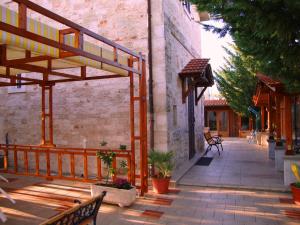 un patio con bancos y un edificio de ladrillo en La Casetta Dei Sogni D'Oro, en Castellana Grotte