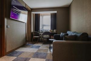 Ein Sitzbereich in der Unterkunft Lumière Hotel Pool & SPA