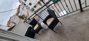 贝尔格莱德Apartman Laki-M的阳台上的椅子