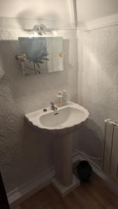A bathroom at Windmill House, Clongill