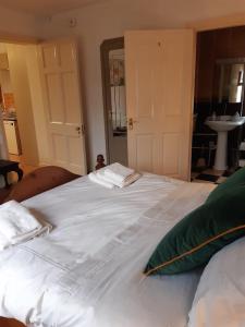 A bed or beds in a room at Windmill House, Clongill