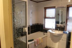 A bathroom at Windmill House, Clongill